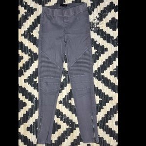 Light grey moto style jeggings straight leg with zipper